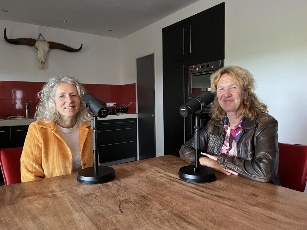 Alma Frederiks (l) in gesprek met agrocoach Lizanne Roeleven (r)