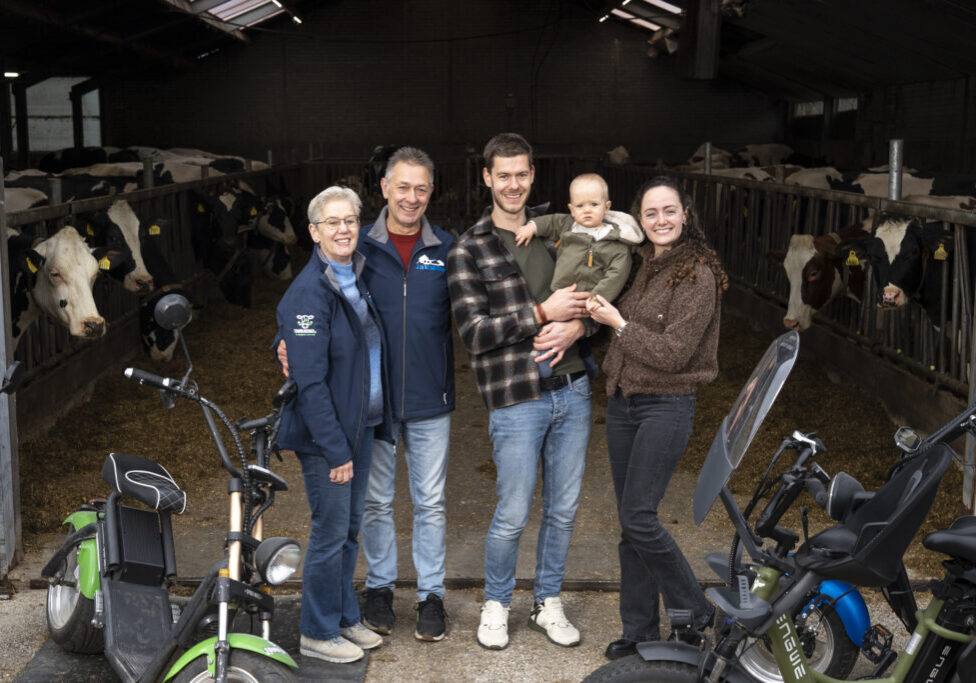 LEERSUM. Gert-Jan van Essen + familie. Hij gaat fulltime in het melkveebedrijf van zijn ouders werken, melkveehouderij en e-chopper verhuur. beeld Niek Stam